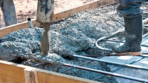 proses pengecoran menggunakan pompa beton di lokasi proyek
